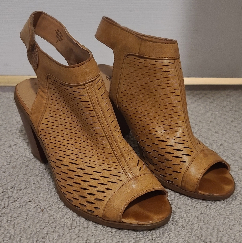 Harlow Heels Sandals - size 9 Spring and Summer